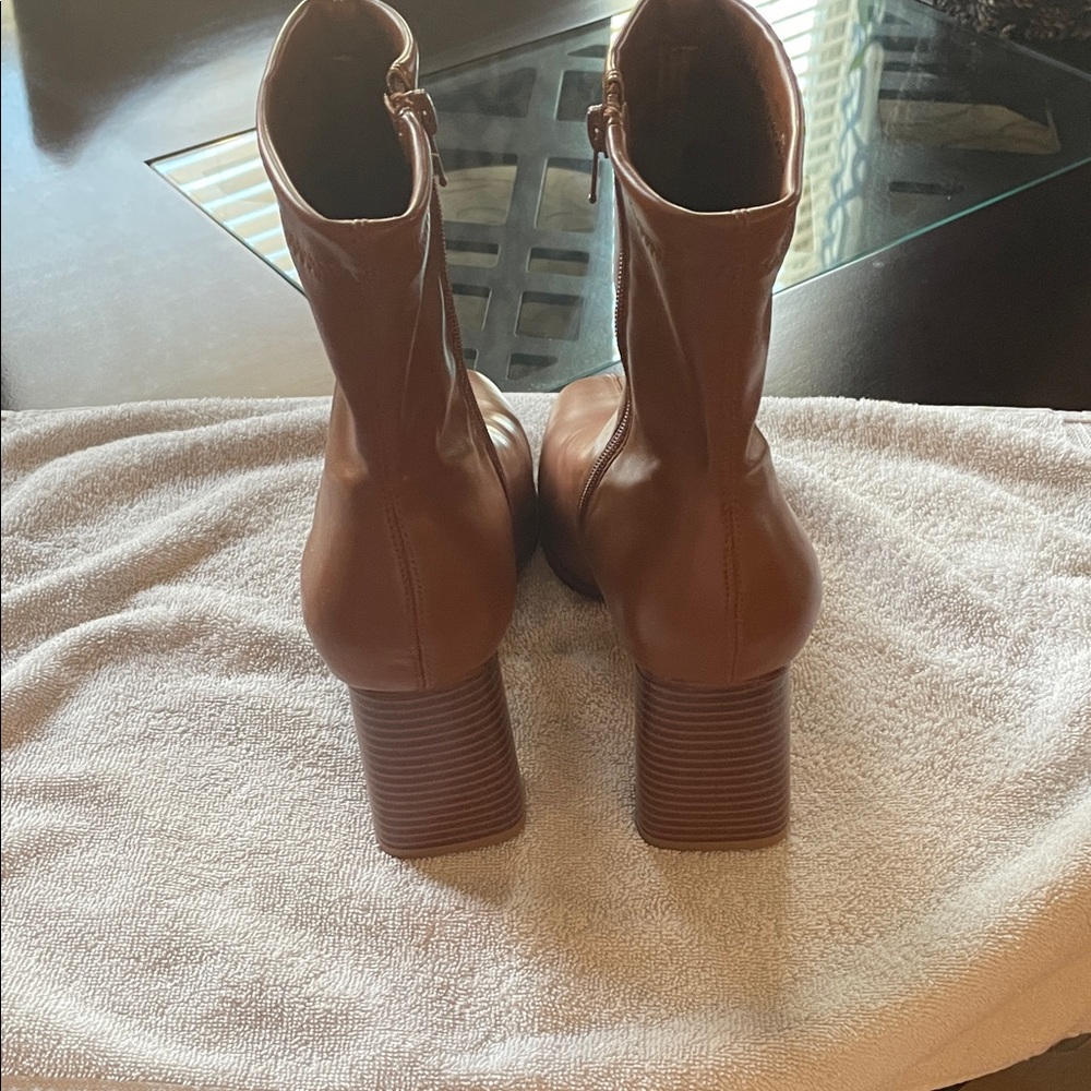 Elegant Brown Ankle Boots - Picture 3 of 3